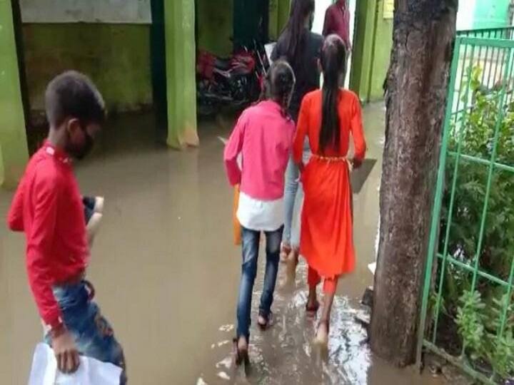 बिहार: नवोदय विद्यालय की प्रवेश परीक्षा में दिखी कुव्यवस्था, गंदे पानी में चल कर एग्जाम हॉल तक पहुंचे बच्चे