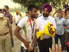 Indian Hockey Team: पंजाब पहुंचे हॉकी टीम के खिलाड़ियों का ढोल नगाड़ों से हुआ स्वागत, अमृतसर के स्वर्ण मंदिर में टेका मत्था