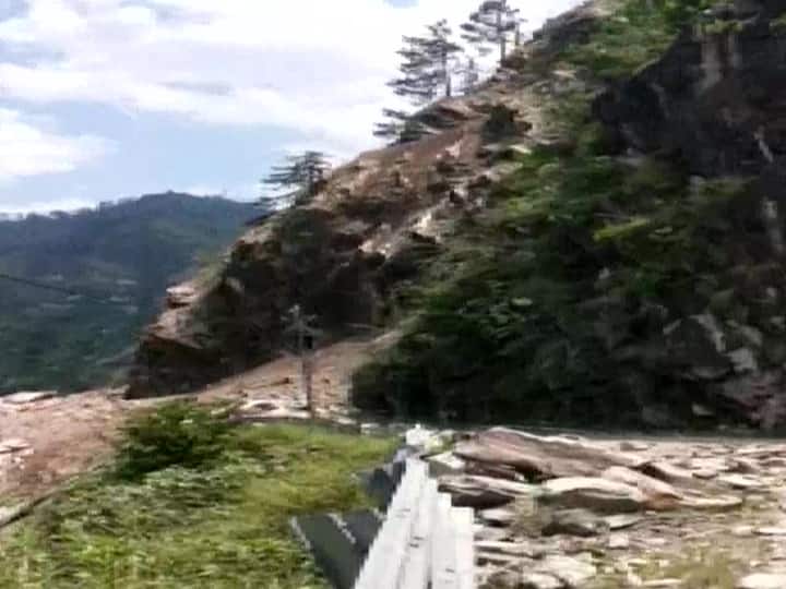 उपायुक्त आबिद हुसैन सादिक ने बताया कि हिमाचल प्रदेश सड़क परिवहन की बस समेत अनेक वाहन भूस्खलन के मलबे में दब गए. बस में 40 से अधिक यात्री सवार थे. बस किन्नौर के रेकॉन्ग प्यो से शिमला जा रही थी. निगुलसारी के पास एनएच 5 पर हादसा हुआ है.