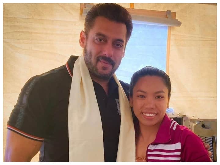 Salman Khan meets Olympian Mirabai Chanu with a hug she calls it dream come true Salman Khan ने Mirabai Chanu को लगाया गले, कहा 'सपना सच हो गया'
