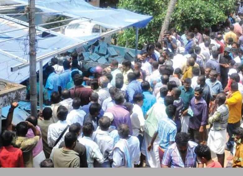 Kerala on Covid19: మందుబాబులకు సర్కార్ షాక్.. కరోనా రిపోర్ట్ ఉంటేనే ఇకపై మద్యం Kerala: Negative RT-PCR test report mandatory for buying liquor from shops Kerala on Covid19: మందుబాబులకు సర్కార్ షాక్.. కరోనా రిపోర్ట్ ఉంటేనే ఇకపై మద్యం