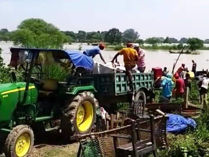 people are forced to migrate due to flood in Ballia Uttar Pradesh ANN Flood in Ballia: बलिया में बाढ़ का कहर, पलायन को मजबूर हुए लोग, अधिकारी भी नहीं ले रहे सुध