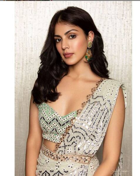 ਰਿਆ ਚੱਕਰਵਰਤੀ ਸੁਸ਼ਾਂਤ ਸਿੰਘ ਰਾਜਪੂਤ ਦੇ ਦਿਹਾਂਤ ਦੇ ਤਕਰੀਬਨ ਇਕ ਸਾਲ ਬਾਅਦ ਹੁਣ ਆਪਣੇ ਸੋਸ਼ਲ ਮੀਡੀਆ 'ਤੇ ਐਕਟਿਵ ਹੋਈ ਹੈ।