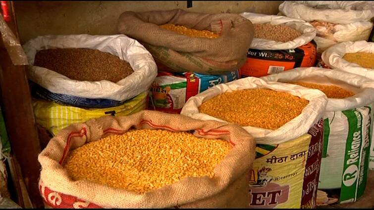 Masoor Dal Talcom Powder mixed with dal, has dangerous side effects. EB raids in Ultadanga Bidhannagar Kolkata Kolkata : চকচকে দেখাতে মুসুরির ডালে ট্যালকম পাউডার, শরীরের পক্ষে ভয়ঙ্কর, গুদামে হানা ইবির