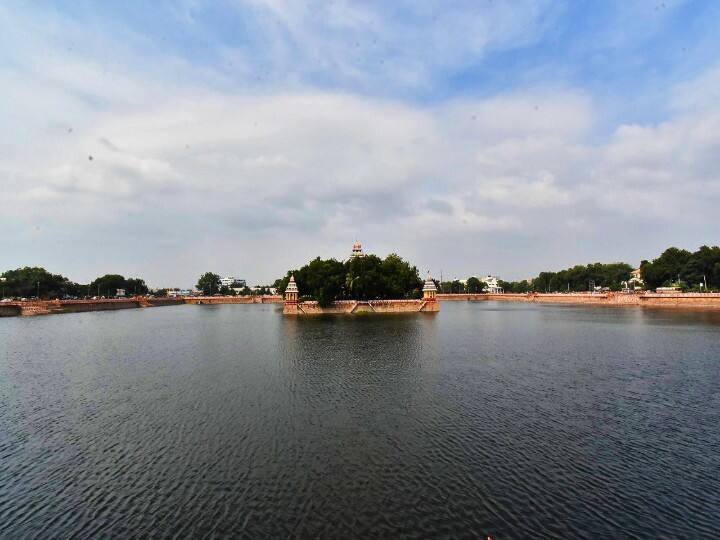 தண்ணீர் நிரைந்த வண்டியூட் தெப்பக்குளம் காட்சி.