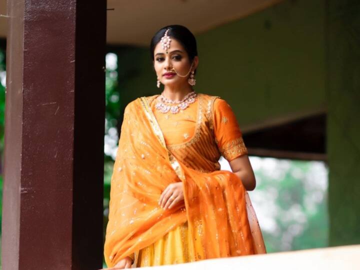 உலகத்திலிலேயே மிகப்பெரும் பூவும் நீயடி.. நதிகளிலேயே சின்னஞ்சிறு நதியும் நீயடி