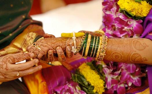 ਹਰੀਆਂ ਚੂੜੀਆਂ ਨੂੰ ਪਤੀ ਦੀ ਲੰਬੀ ਉਮਰ, ਸਿਹਤ ਤੇ ਖੁਸ਼ਹਾਲੀ ਦਾ ਪ੍ਰਤੀਕ ਮੰਨਿਆ ਜਾਂਦਾ ਹੈ। ਇਸ ਲਈ ਹਰਿਆਲੀ ਤੀਜ ਦੇ ਦਿਨ, ਵਿਆਹੁਤਾ ਔਰਤਾਂ ਨੂੰ ਹਰੀਆਂ ਚੂੜੀਆਂ ਪਹਿਨਣੀਆਂ ਚਾਹੀਦੀਆਂ ਹਨ।