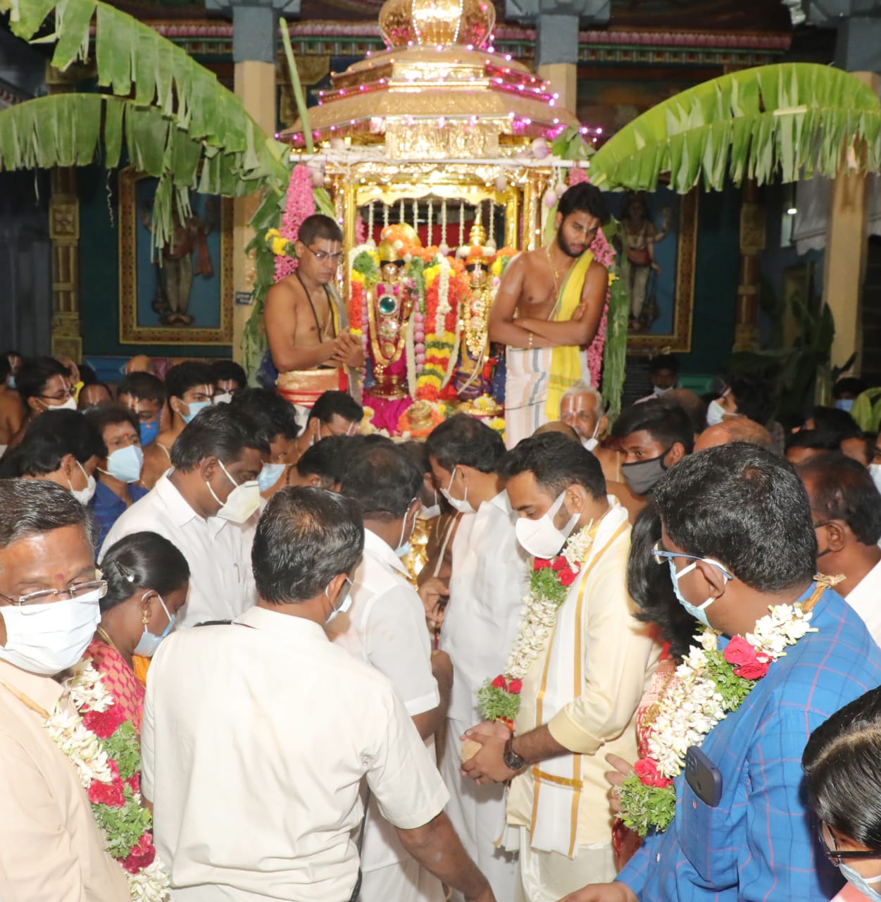 Adipurath Festival: ஸ்ரீவி., ஆண்டாள் கோயில் தங்கத் தேரோட்டம்: பக்தர்கள் இன்றி கலெக்டர் தலைமையில் வடம் பிடித்த அதிகாரிகள்!