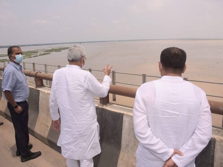 पटना: गंगा नदी के बढ़ते जलस्तर ने सरकार की बेचैनी बढ़ा दी है. जल संसाधन और आपदा प्रबंधन विभाग के मंत्री और अधिकारियों के साथ-साथ मुख्यमंत्री नीतीश कुमार स्थिति को लेकर चिंतित हैं और स्थिति पर नज़र बनाई हुई है.