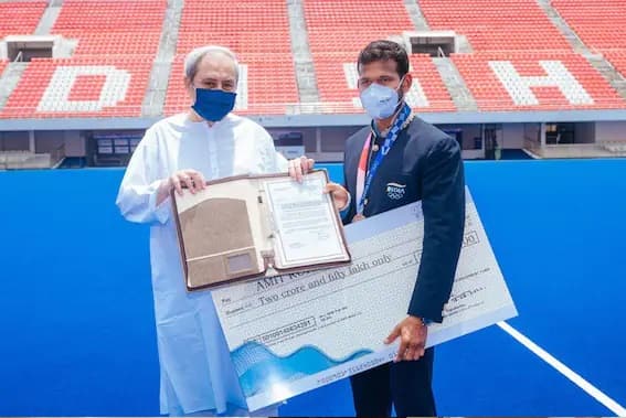 ਟੋਕਿਓ ਓਲੰਪਿਕ 'ਚ ਦੇਸ਼ ਦਾ ਨਾਂਅ ਰੌਸ਼ਨ ਕਰਨ ਵਾਲੇ ਹਾਕੀ ਖਿਡਾਰੀਆਂ ਨੂੰ ਓੜੀਸਾ ਸਰਕਾਰ ਨੇ ਸਨਮਾਨਿਤ ਕੀਤਾ। ਭੁਵਨੇਸ਼ਵਰ ਦੇ ਕਲਿੰਗਾ ਸਟੇਡੀਅਮ 'ਚ ਨਵੀਨ ਪਟਨਾਇਕ ਨੇ ਖਿਡਾਰੀਆਂ ਨੂੰ ਗਲੇ ਲਾਇਆ। ਭਾਰਤੀ ਹਾਕੀ ਟੀਮ ਦੇ ਉਪ ਕਪਤਾਨ ਨੂੰ ਉਨ੍ਹਾਂ ਓੜੀਸਾ ਪੁਲਿਸ 'ਚ ਨੌਕਰੀ ਦੇਣ ਦਾ ਐਲਾਨ ਕੀਤਾ। ਉਨ੍ਹਾਂ ਨੂੰ ਡਿਪਟੀ ਐਸਪੀ ਬਣਾਇਆ ਜਾਵੇਗਾ। ਉਨ੍ਹਾਂ 2.5 ਕਰੋੜ ਰੁਪਏ ਦਾ ਇਨਾਮ ਵੀ ਦਿੱਤਾ।