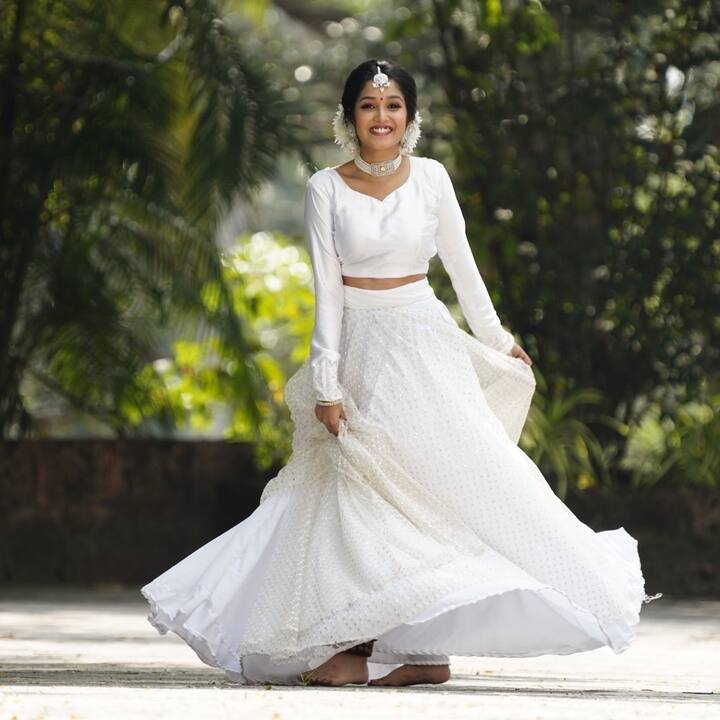 అనిఖా ఇప్పటికే తన హాట్ ఫొటోలతో కుర్రకారును పిచ్చెక్కిస్తోంది.