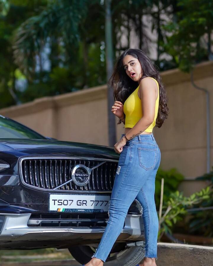 (Courtesy : Instagram) ఈ ఫోటోలు సోషల్ మీడియాలో వైరల్ అవుతున్నాయి.