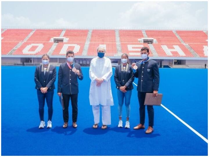 Odisha Chief Minister Naveen Patnaik felicitated hockey players from state who participated in Tokyo Olympics with cash prizes 2.5 crore Tokyo Olympics: ओडिशा में टोक्यो से लौटे खिलाड़ियों पर हुई तोहफों की बारिश, राज्य के हॉकी खिलाड़ियों को मुख्यमंत्री ने दिए ढाई करोड़