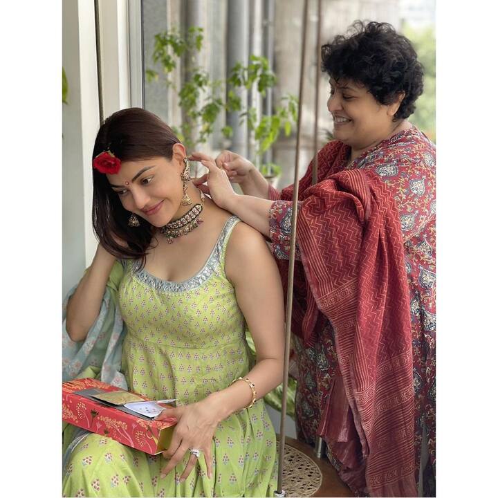 काजल ने जाने-माने आंत्रप्रेनर गौतम किचलू से पिछले साल 30 अगस्त को शादी की थी. उस दौरान कोरोना लॉकडाउन के बीच हुई इस शादी में काजल और गौतम के परिवार के चुनिंदा लोग ही शामिल हुए थे. शादी के फोटो-वीडियो सोशल मीडिया पर जमकर वायरल हुए थे.