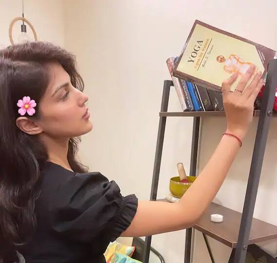 दिवंगत अभिनेता सुशांत सिंह राजपूतच्या वडिलांनी रिया आणि तिच्या कुटुंबियांविरोधात एफआयआर दाखल केला होता. रियाची चौकशी ईडी, सीबीआय आणि एनसीबीनं केली होती. तसेच ड्रग्स केसमध्ये रियाला अटकही करण्यात आली होती. (PHOTO : @rhea_chakraborty/Instagram)