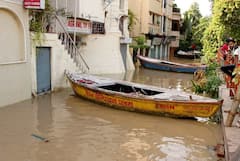 Prayagraj Flood: कभी यहां दौड़ती थीं कारें और बाइक, अब चल रही हैं नावें | ABP Ganga Hindi