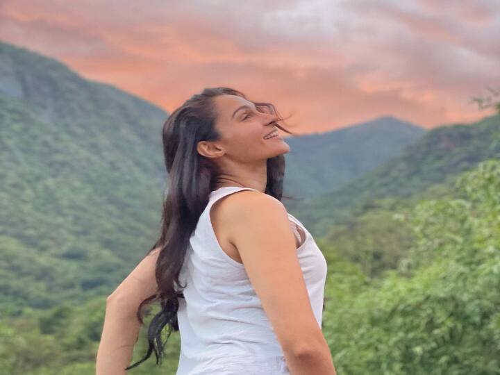 வந்தா சுத்தும் காத்து.. என்ன ரெண்டா ஒடைக்குதே.. சும்மா நின்ன காதல் உள்ள நண்டா தொலைக்குதேயே..