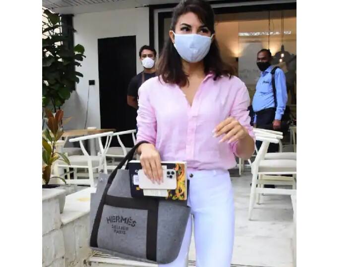 पिंक कलर की शर्ड और व्हाइट ट्राउज़र पहनकर बाहर निकली जैकलीन के हाथ में एक बार हेमीज का ही बैग देखा जा सकता है. ब्लैक एंड ग्रे कॉम्बिनेशन वाले इस बैक की कीमत 2195 डॉलर है. भारतीय रुपयों में इसकी कीमत 1,63,230 रुपए हैं.