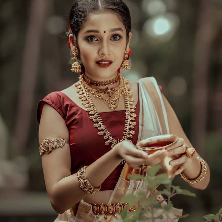 మాలయాళంలో హిట్ కొట్టిన ‘కప్పెలా’ సినిమా తెలుగు రీమేక్‌ అనిఖా ఛాన్స్ కొట్టేసినట్లు వార్తలు వస్తున్నాయి.