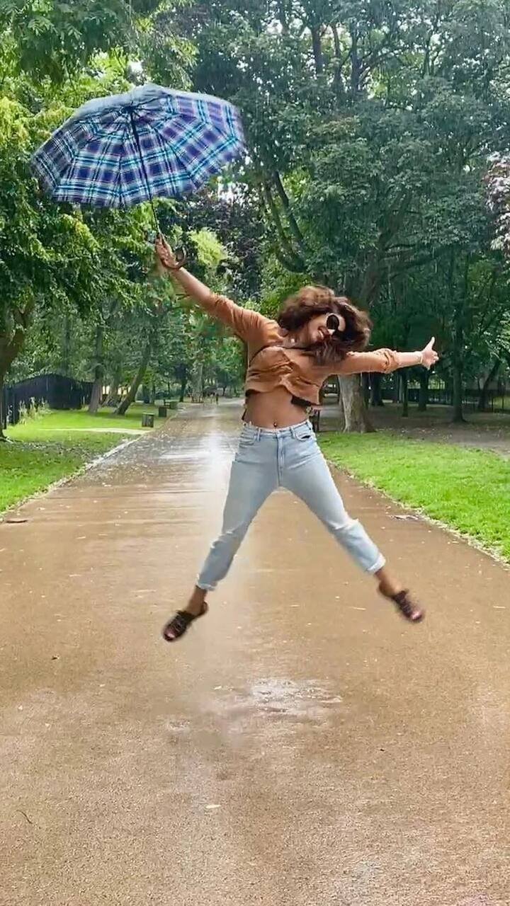 বৃষ্টিতে ছাতা হাতে নজরকাড়া প্রিয়ঙ্কা।