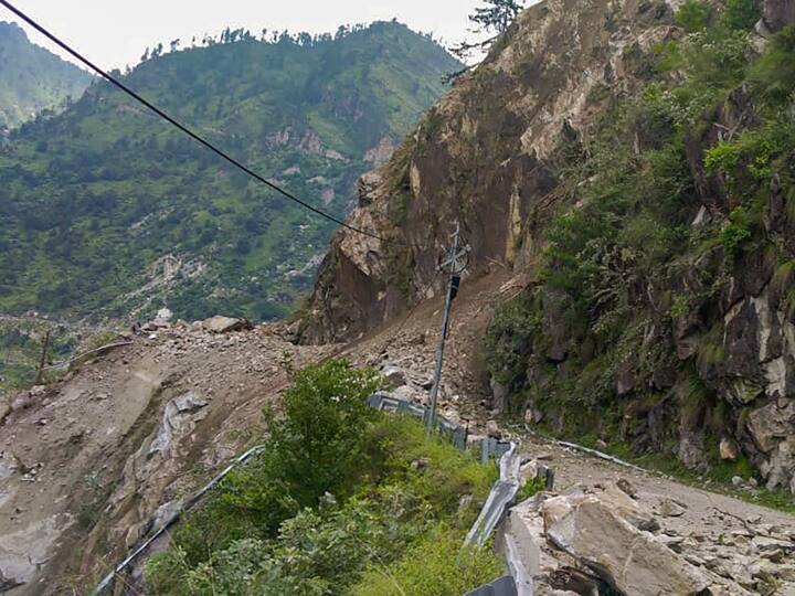 इस हादसे के बाद पीएम मोदी और गृह मंत्री अमित शाह ने हिमाचल के मुख्यमंत्री जयराम ठाकुर से बात की और स्थिति की जानकारी ली. पीएम ने इस दौरान राहत बचाव कार्य में हर संभव मदद देने का भरोसा दिया.