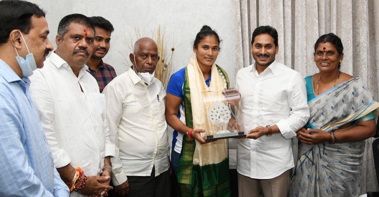 Hockey: ఏపీ ముఖ్యమంత్రి జగన్‌ని కలిసిన హాకీ ప్లేయర్ రజని... రూ.25లక్షలు, నివాస స్థలం, ఉద్యోగం... నజరానాల వెల్లువ