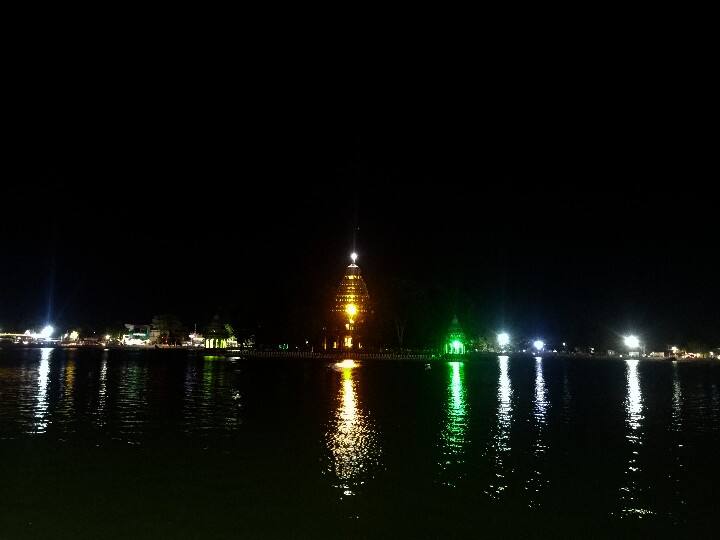 மின் ஒளியில் மதுரை வண்டியூர் தெப்பக்குளம்.