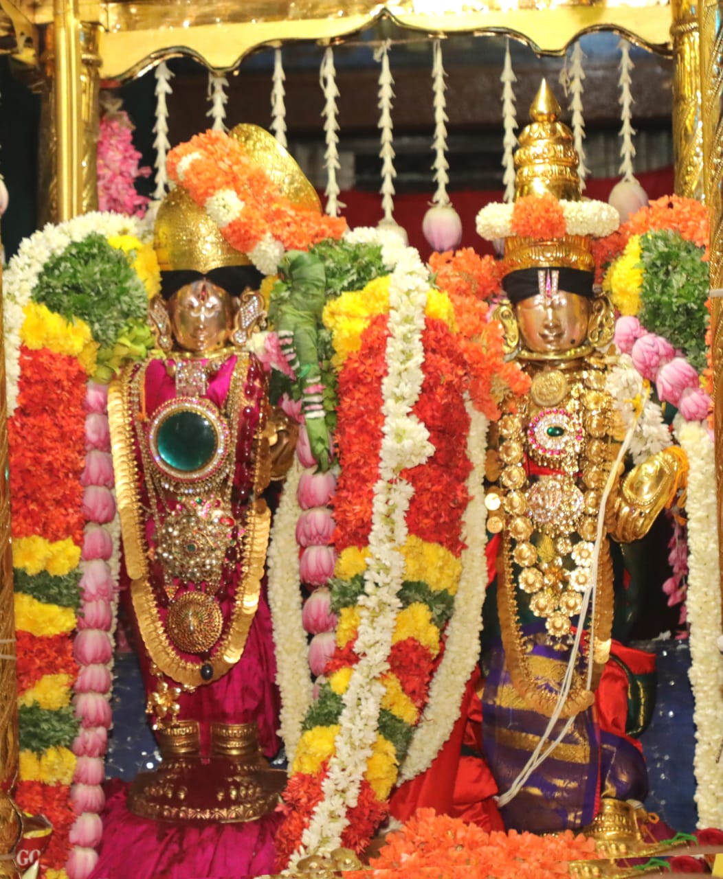 Adipurath Festival: ஸ்ரீவி., ஆண்டாள் கோயில் தங்கத் தேரோட்டம்: பக்தர்கள் இன்றி கலெக்டர் தலைமையில் வடம் பிடித்த அதிகாரிகள்!