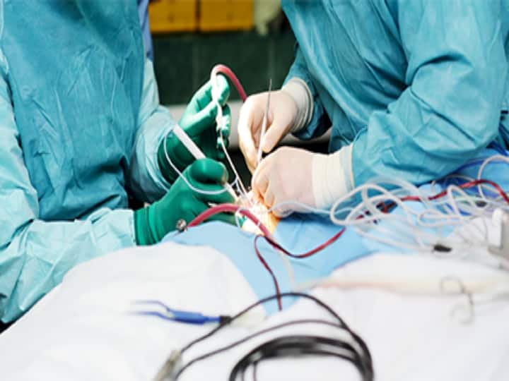 Jaipur: 57-year-old man recites Gayatri Mantra as doctor removes his brain tumour ப்ரெய்ன் ட்யூமர் அறுவை சிகிச்சை : பேசச்சொன்ன மருத்துவர்கள்.. காயத்ரி மந்திரம் பாடிய நோயாளி..!