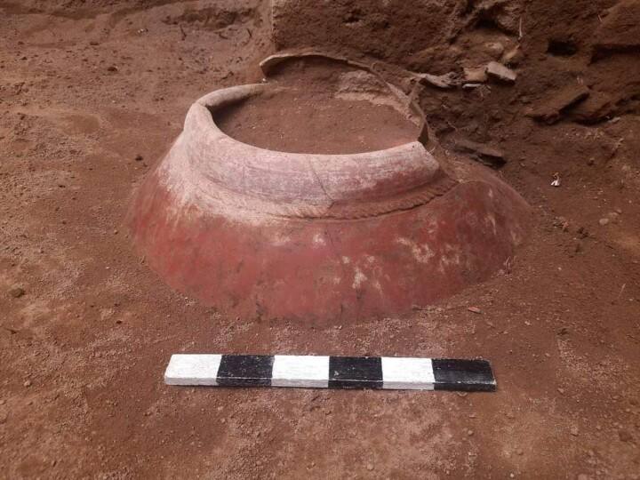 One of the largest pots used by the ancient people has been discovered கீழடி: தரைவிட்டுக் கிளம்பும் தமிழன் நாகரீகம்... அமைச்சர் பெருமிதம் !