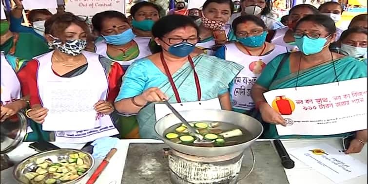 LPG Price Hike Protest TMC minister cooks food with water LPG Price Hike: গ্যাসের মূল্যবৃদ্ধি, তেলের বদলে জল দিয়েই রান্না করে প্রতিবাদ তৃণমূলের