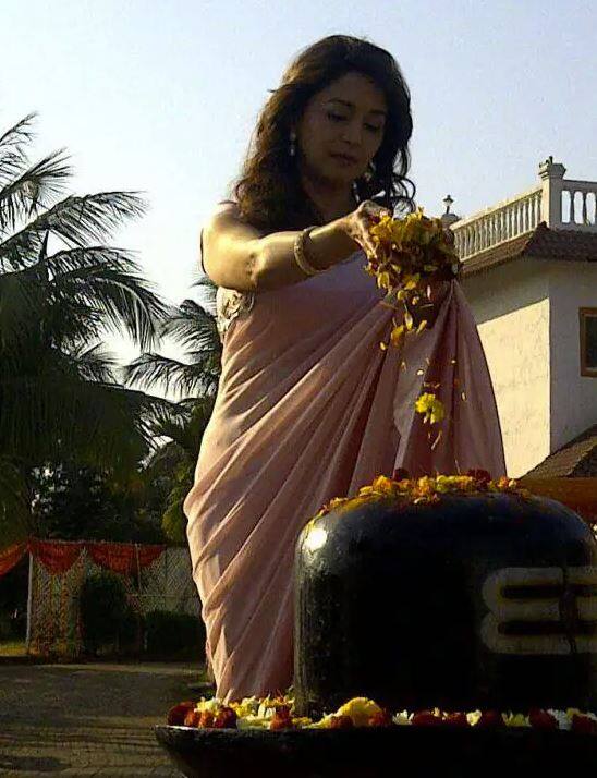 ਅਦਾਕਾਰਾ ਮਾਧੁਰੀ ਦੀਕਸ਼ਿਤ ਵੀ ਬਾਬਾ ਭੋਲੇਨਾਥ ਦੀ ਸ਼ਰਧਾਲੂ ਹੈ। ਉਹ ਸਾਵਣ ਦੇ ਮਹੀਨੇ ਵਿੱਚ ਭਗਵਾਨ ਸ਼ਿਵ ਨੂੰ ਜਲ ਚੜ੍ਹਾਉਂਦੀ ਹੈ।