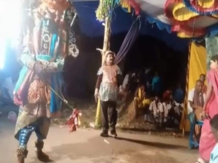 Street play artist breathes his last while performing his play in stage . மேடையில் நடித்துக் கொண்டிக்கும்போதே உயிரிழந்த தெருக்கூத்து கலைஞர்... சோகத்தில் மூழ்கிய கிராமம்...!