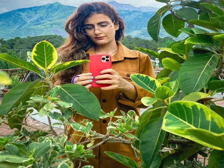 फातिमा सना शेख की दोनों तस्वीरें रिसॉर्ट में रहने के दौरान की है. पहाड़ों से घिरी और एक सुंदर सीन को फातिमा सना शेख ने बेहतरीन कैप्शन दिया. उन्होंने लिखा ‘ब्लॉसम विलेज रिज़ॉर्ट में बस चिल करना.’