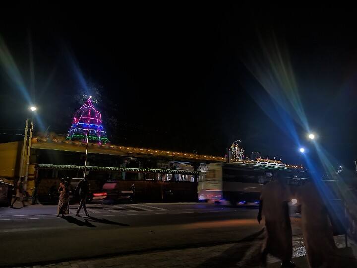 மின் ஒளியில் வண்டியூர் மாரியம்மன் கோவில்.
