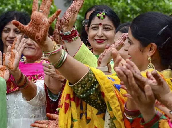 ਹਰਿਆਲੀ ਤੀਜ 'ਤੇ ਪੇਕੇ ਘਰ ਤੋਂ ਆਈਆਂ ਚੀਜ਼ਾਂ ਦੀ ਵਰਤੋਂ ਕਰਨ ਦੀ ਪਰੰਪਰਾ ਹੈ। ਇਸ ਲਈ ਹਰਿਆਲੀ ਤੀਜ ਦੇ ਵਰਤ ਤੋਂ ਪਹਿਲਾਂ ਮਾਪੇ ਆਪਣੀ ਵਿਆਹੀ ਧੀ ਨੂੰ ਸਾੜ੍ਹੀਆਂ, 16 ਸ਼ਿੰਗਾਰ ਦਾ ਸਮਾਨ, ਮਿਠਾਈਆਂ, ਫਲ ਆਦਿ ਭੇਜਦੇ ਹਨ। ਇਸ ਲਈ ਔਰਤਾਂ ਨੂੰ ਹਰਿਆਲੀ ਤੀਜ ਵਰਤ ਦੇ ਦਿਨ ਪੂਜਾ ਦੇ ਸਮੇਂ ਆਪਣੇ ਪੇਕੇ ਘਰ ਤੋਂ ਆਏ ਸਾਮਾਨ ਦੀ ਵਰਤੋਂ ਕਰਨੀ ਚਾਹੀਦੀ ਹੈ।