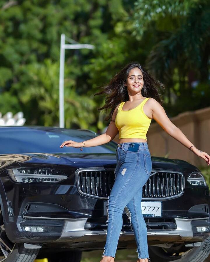 (Courtesy : Instagram) ఎప్పటికప్పుడు తనకు సంబంధించిన ఫోటోలను, వీడియోలను అభిమానులతో షేర్ చేసుకుంటూ ఉంటుంది.