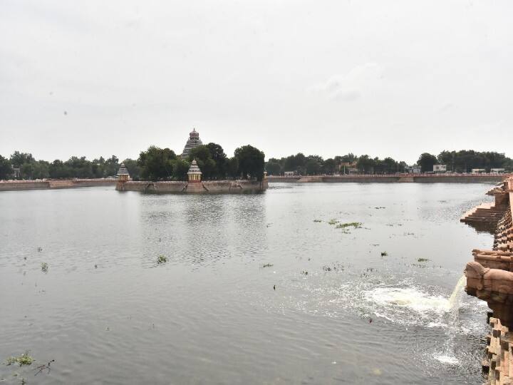 வண்டியூர் தெப்பக்குளத்தில் நீர் நிறையும் காட்சி.