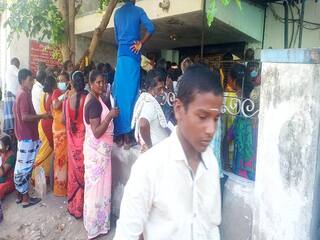 நகைக்கடன் தள்ளுபடி என வதந்தி பரவியதால் கூட்டுறவு வங்கிகளை முற்றுகையிட்ட மக்களால் பரபரப்பு...