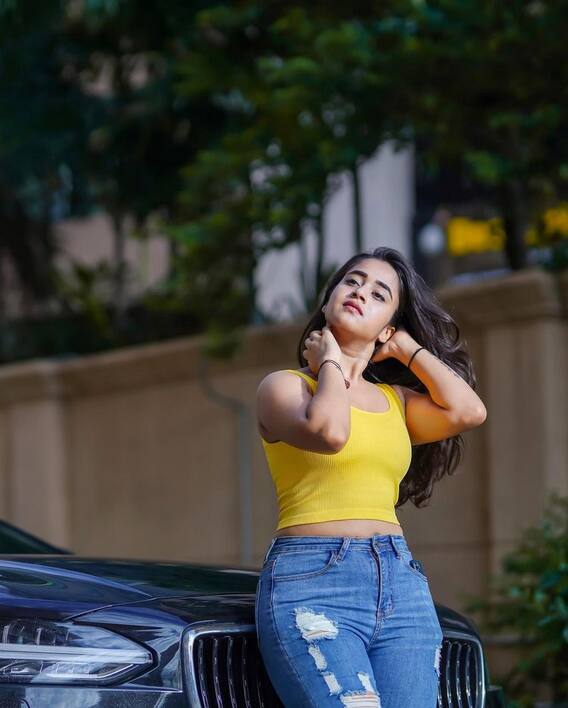 Deepthi Sunaina Photos: చిట్టి నడుముతో చిత్రహింసలు పెడుతోందే.. 