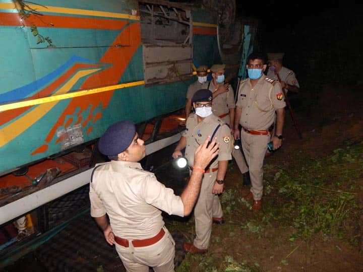 Moradabad Accident: हाइवे पर लगे क्रैश बैरियर से टकराकर खाई में पलटी डबल डेकर बस, 20 जख्मी