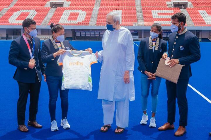 वहीं महिला टीम की वाइस कैप्टन दीप ग्रेस एक्का ने अपने सभी साथियों के ऑटोग्राफ़ वाली जर्सी पटनायक को भेंट की. खेल को लेकर नवीन पटनायक के फ़ैसलों और उनके लगाव की देश भर में सराहना हो रही है.