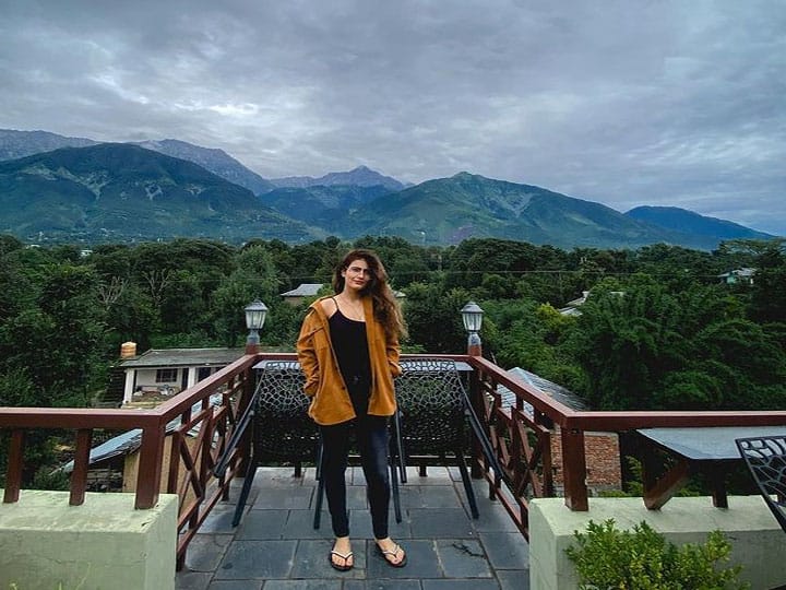 एक्ट्रेस फातिमा सना शेख इस समय हिमाचल प्रदेश में हैं. इन दिनों वो धर्मशाला में चिल कर रही हैं. 29 साल की एक्ट्रेस फातिमा ने बुधवार को इंस्टाग्राम पर चेक इन किया और हिल स्टेशन से अपनी फोटोज को सोशल मीडिया पर शेयर किया. फातिमा की ये सभी फोटोज सोशल मीडिया पर जमकर वायरल हो रही हैं.