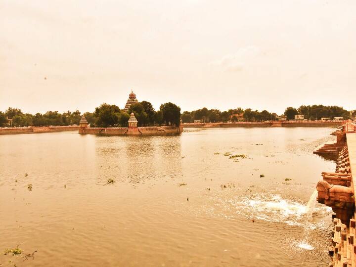 வண்டியூர் தெப்பக்குளம் மாலை நீர் வரும் சமயத்தில் எடுத்தபடம்.
