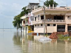 Flood 2021: Prayagraj में उफान पर Ganga-Yamuna, सड़कों पर पहुंचा बाढ़ का पानी | ABP Ganga Hindi