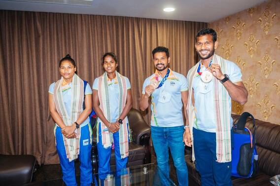 In Pics: టోక్యోలో ఆడిన ఒడిశా హాకీ ప్లేయర్లను సన్మానించిన నవీన్ పట్నాయక్... రూ.2.5కోట్ల నజరానా, DSP ఉద్యోగం
