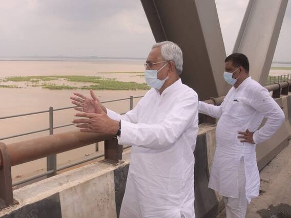 Bihar Flood News: गंगा के बढ़ते जलस्तर ने बढ़ाई सरकार की बेचैनी, खुद जायजा लेने निकले CM नीतीश कुमार Bihar Flood News: गंगा के बढ़ते जलस्तर ने बढ़ाई सरकार की बेचैनी, खुद जायजा लेने निकले CM नीतीश कुमार