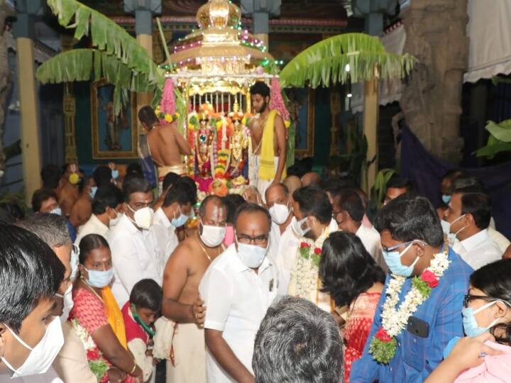 Srivilliputhur Adipurath Festival: Gold rush to Sri Andal Temple held without devotees Adipurath Festival: ஸ்ரீவி., ஆண்டாள் கோயில் தங்கத் தேரோட்டம்: பக்தர்கள் இன்றி கலெக்டர் தலைமையில் வடம் பிடித்த அதிகாரிகள்!