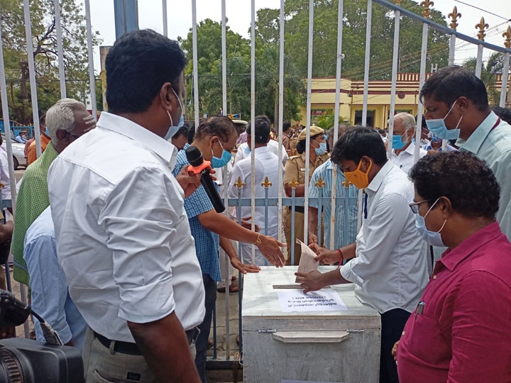 கடைகளை ஏலம் விட்ட தஞ்சை மாநகராட்சி ஆணையருக்கு எதிராக திமுகவினர் சாலை மறியல்...!