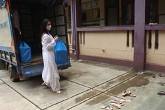 Photos: एक्ट्रेस Sonal Chauhan ने जुहू में ज़रूरतमंद लोगों के बीच बांटा खाना, देखें तस्वीरें